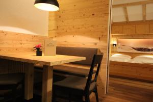 Appartement Hotel Erlhof Deluxe房間的床