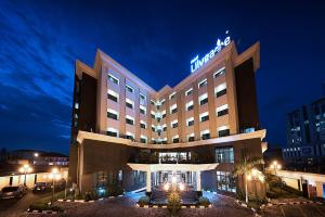un edificio de hotel con un letrero iluminado por la noche en The Lilygate Lagos, en Lagos