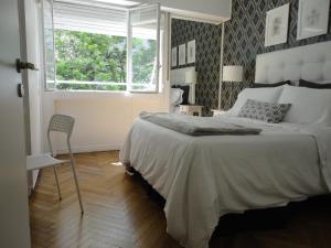 een slaapkamer met een groot bed en een raam bij Apartamento en Recoleta in Buenos Aires