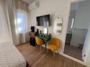 Μια τηλεόραση ή/και κέντρο ψυχαγωγίας στο LuLi Rooms Napoli