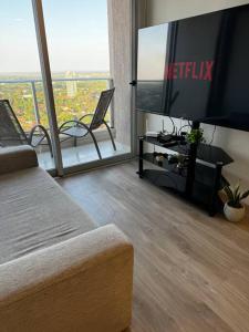 TV a/nebo společenská místnost v ubytování Piso 25, Lujo en Altura, Forum Molas