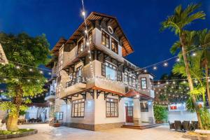 Un gran edificio con luces por la noche. en KN 5 Villa - Venuestay, en Ho Chi Minh