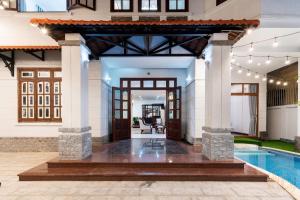 una villa con piscina y una casa en KN 5 Villa - Venuestay, en Ho Chi Minh