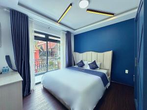 Postel nebo postele na pokoji v ubytování Anh Quan Khoi Hotel