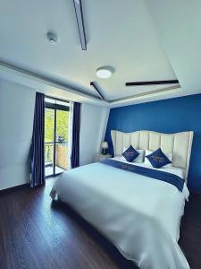 Postel nebo postele na pokoji v ubytování Anh Quan Khoi Hotel