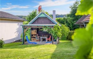 a house with a table and chairs in a yard at One-Bedroom Holiday Home In Deutsch Schutzen in Deutsch Schützen-Eisenberg +11 photos