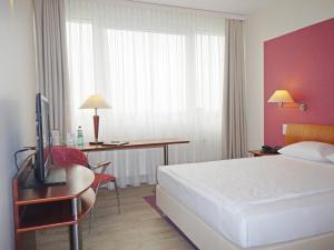 Postel nebo postele na pokoji v ubytování Globana Airport Hotel