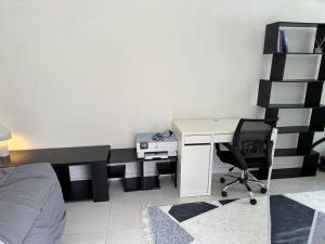 - une chambre avec un bureau, un lit, un bureau et une chaise dans l'établissement Quiet, private studio 1 double bed and extra matress, à Mount Pritchard