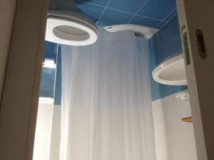 カーポ・ヴァチカーノにあるVillaggio Albergo Da Ciccio Sul Mareのバスルーム(白いシャワーカーテン付きのシャワー付)