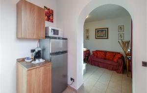 cocina con nevera y sala de estar. en 1 Bedroom Beautiful Home In Magione, en Magione