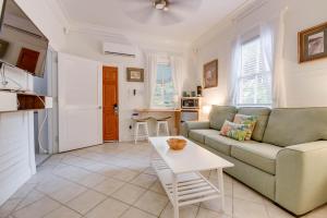 een woonkamer met een bank en een tafel bij African Queen - Harbor Walk Hideaways in Key West