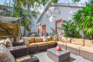 een woonkamer met een bank en een tafel bij African Queen - Harbor Walk Hideaways in Key West