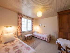 a bedroom with two beds and a window at Chambres et Suites au Calme avec Wifi et Animaux Acceptés - FR-1-590-475 in Saint-Benoît-sur-Loire