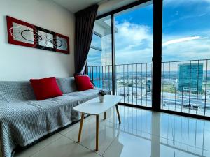 Un balcon sau o terasă la Setia Alam Nordic Trefoil 2 Bedrooms Home-Walk to Setia City Mall & & Setia City Convention Centre