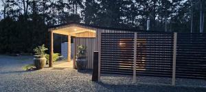 un piccolo edificio con una recinzione di fronte di The Little Seed a Franklin
