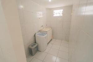 ein weißes Bad mit einem WC und einem Mülleimer in der Unterkunft Grande Apartamento Com 3 Quartos e Uma Localização Privilegiada in Campina Grande