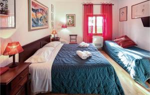 Un dormitorio con dos camas con toallas en la cama. en 1 Bedroom Beautiful Home In Magione, en Magione