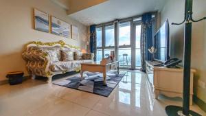 马尼拉EG Private House -BGC UPTOWN的带沙发和桌子的客厅