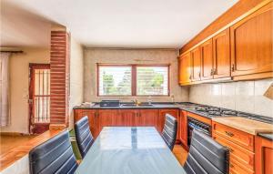 O bucătărie sau chicinetă la Pet Friendly Home In Reus With Wifi +10 fotografii