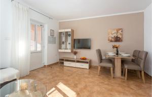 Televízia a/alebo spoločenská miestnosť v ubytovaní Cozy Apartment In Krk With Wifi