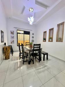 une salle à manger avec une table et des chaises dans l'établissement Rwanda Guest House Kanombe, Kigali, à Kigali