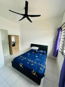 Ένα ή περισσότερα κρεβάτια σε δωμάτιο στο Meoster Homestay Tuaran