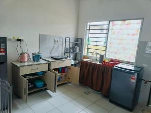 Η κουζίνα ή μικρή κουζίνα στο Meoster Homestay Tuaran +1 φωτογραφίες