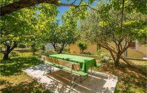 Zahrada ubytování 1 Bedroom Nice Apartment In Jurandvor + 12 fotografií