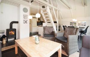 sala de estar con mesa, sillas y escalera en Holiday Home Møllehusvej Blåvand Xi, en Blåvand