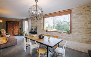 ein Wohnzimmer mit einem Holztisch und Stühlen in der Unterkunft Beautiful Home In Colonzelle in Colonzelle