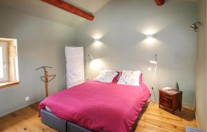 ein Schlafzimmer mit einem großen rosa Bett mit zwei Kissen in der Unterkunft Beautiful Home In Colonzelle in Colonzelle