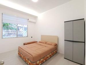 シブにあるBunglow 5 Rooms 5 Cars Wifi Washer Delta Homestayの大きなベッドと窓のある寝室 +5枚の写真