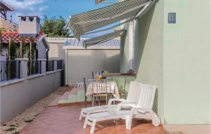 taras ze stołem i krzesłami na balkonie w obiekcie 1 Bedroom Amazing Apartment In Biograd w Biogradzie na Moru