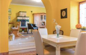 Posedenie v ubytovaní Three-Bedroom Holiday Home In Trbounje