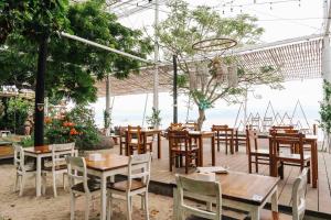 Restaurace v ubytování Mambo Beach Resort