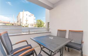 ein Tisch und Stühle auf einem Balkon mit Aussicht in der Unterkunft Amazing Studio In Biograd With Wifi in Biograd na Moru