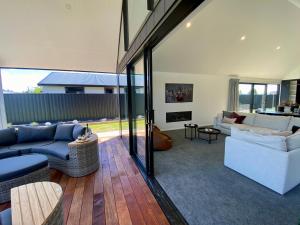 Posezení v ubytování Luxurious Twizel Escape