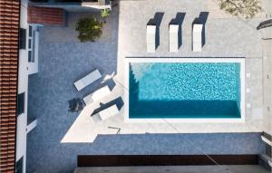 Πισίνα στο ή κοντά στο 4 Bedroom Amazing Home In Prkos +24 φωτογραφίες