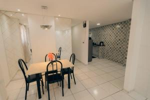 ein Esszimmer mit Tisch und Stühlen in der Unterkunft Grande Apartamento Com 3 Quartos e Uma Localização Privilegiada in Campina Grande + 10 Fotos