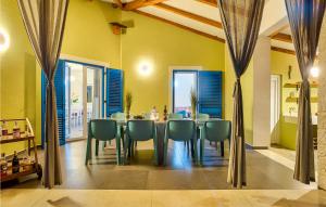 une salle à manger avec une table et des chaises dans l'établissement Pet Friendly Home In Naselje Muzini, à Tomišići