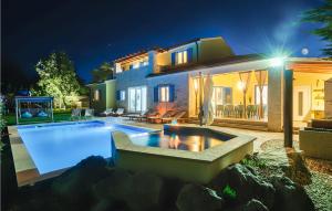 une piscine devant une maison la nuit dans l'établissement Pet Friendly Home In Naselje Muzini, à Tomišići 32 autres photos