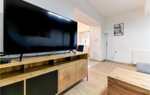 Μια τηλεόραση ή/και κέντρο ψυχαγωγίας στο 4 Bedroom Amazing Home In Prkos