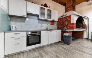 Η κουζίνα ή μικρή κουζίνα στο 4 Bedroom Amazing Home In Prkos