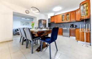 Η κουζίνα ή μικρή κουζίνα στο 4 Bedroom Amazing Home In Prkos