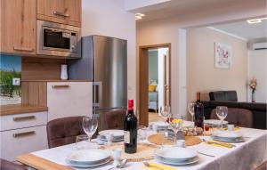 Kuchnia lub aneks kuchenny w obiekcie Lovely Home In Labin With Wifi
