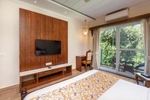 Μια τηλεόραση ή/και κέντρο ψυχαγωγίας στο Quality Inn by Lawrence Hotels