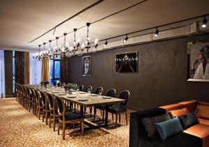 Posezení v ubytování Возле EXPO, есть все настольные игры