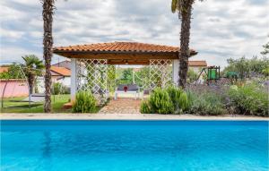 Bazén v ubytování Holiday Home Kastelir Iix nebo v jeho okolí