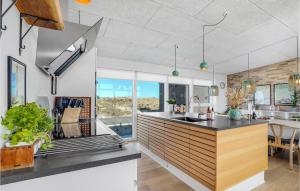 ティステズにあるLovely Home In Thisted With Wifiのオープンキッチン(カウンタートップ付)、ダイニングルーム
