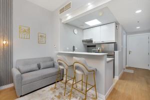 Una cocina o cocineta en White Sage Stunning New Studio in Marina